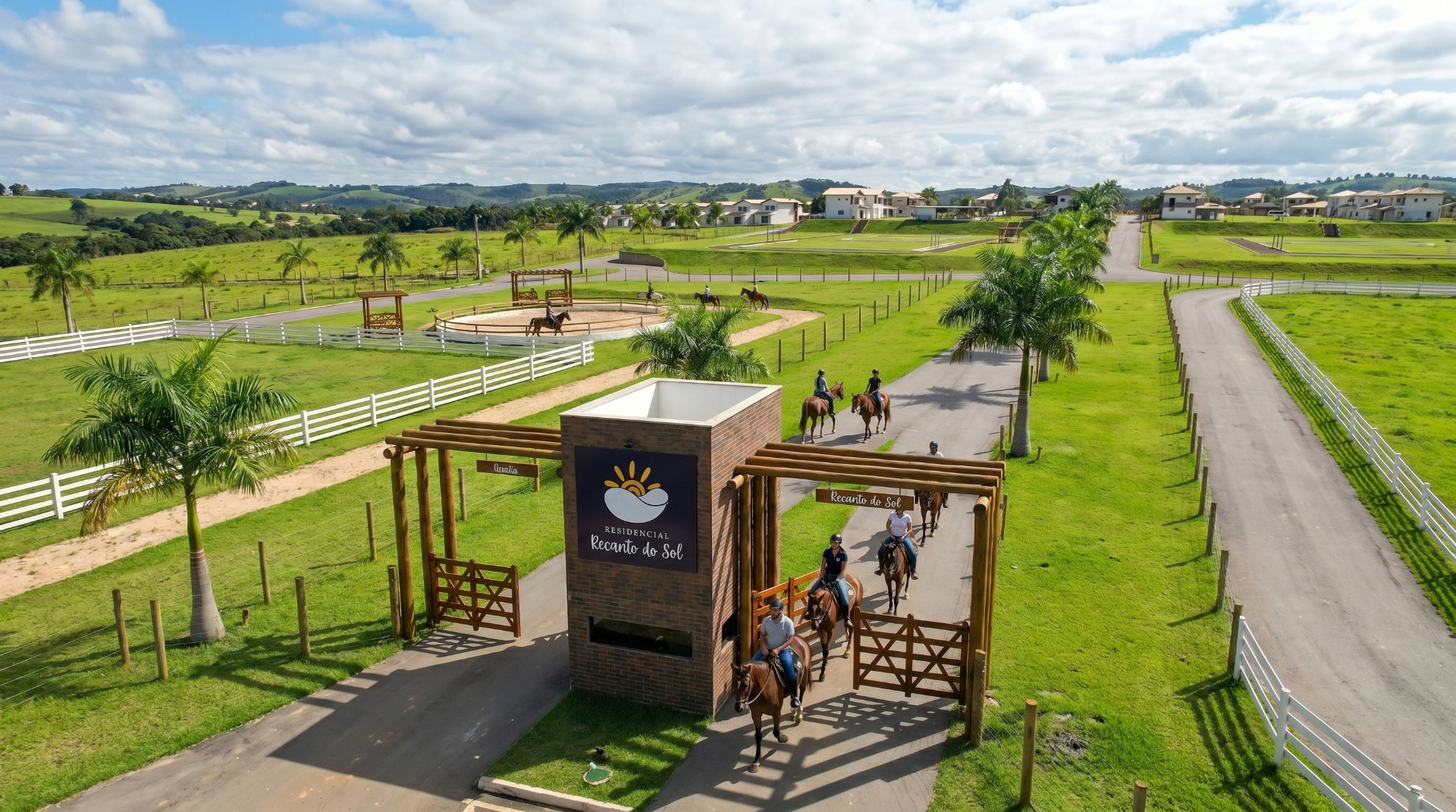 Portaria do Residencial Recanto do Sol com cavalos passando pelo pórtico de entrada